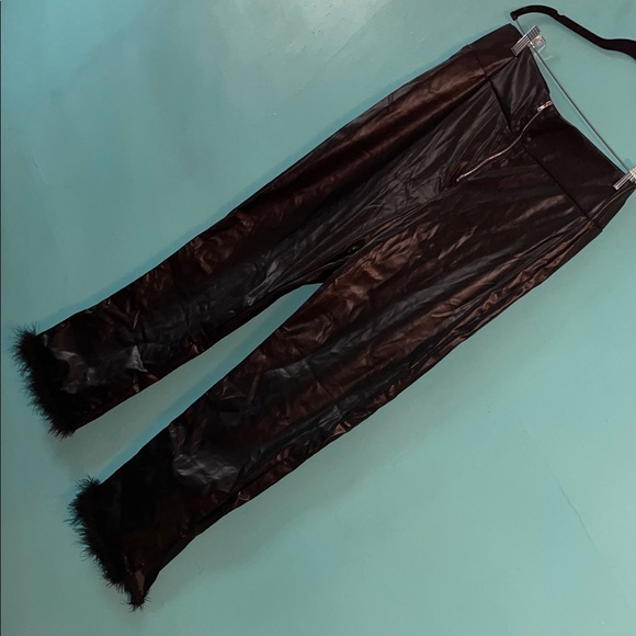 Elegant Black Leather pants with trim fur in the leg - Picture 3 of 14